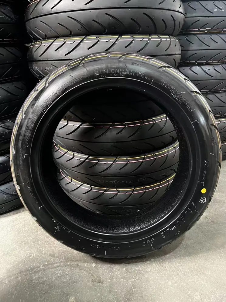 Llantas tubeless 90/90-12 apiladas en bodega