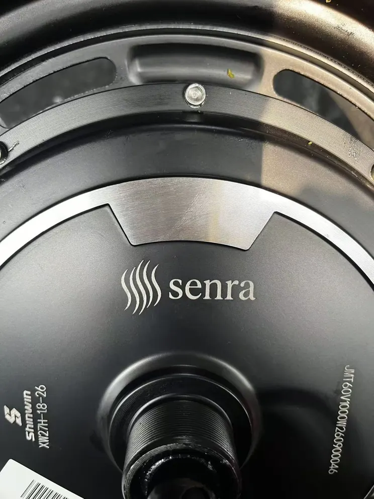 Motor de la Panther con el logo de Senra grabado